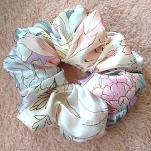 🆕%100 Mulberry Silk Scrunchie